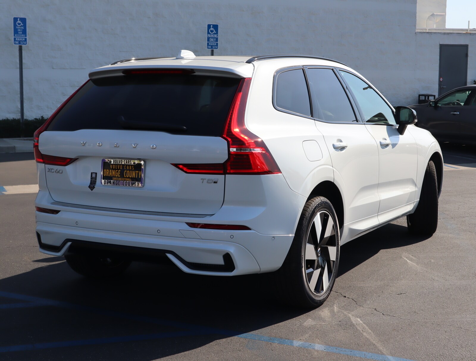 2025 Volvo XC60 Hybrid T8 Plus photo 4