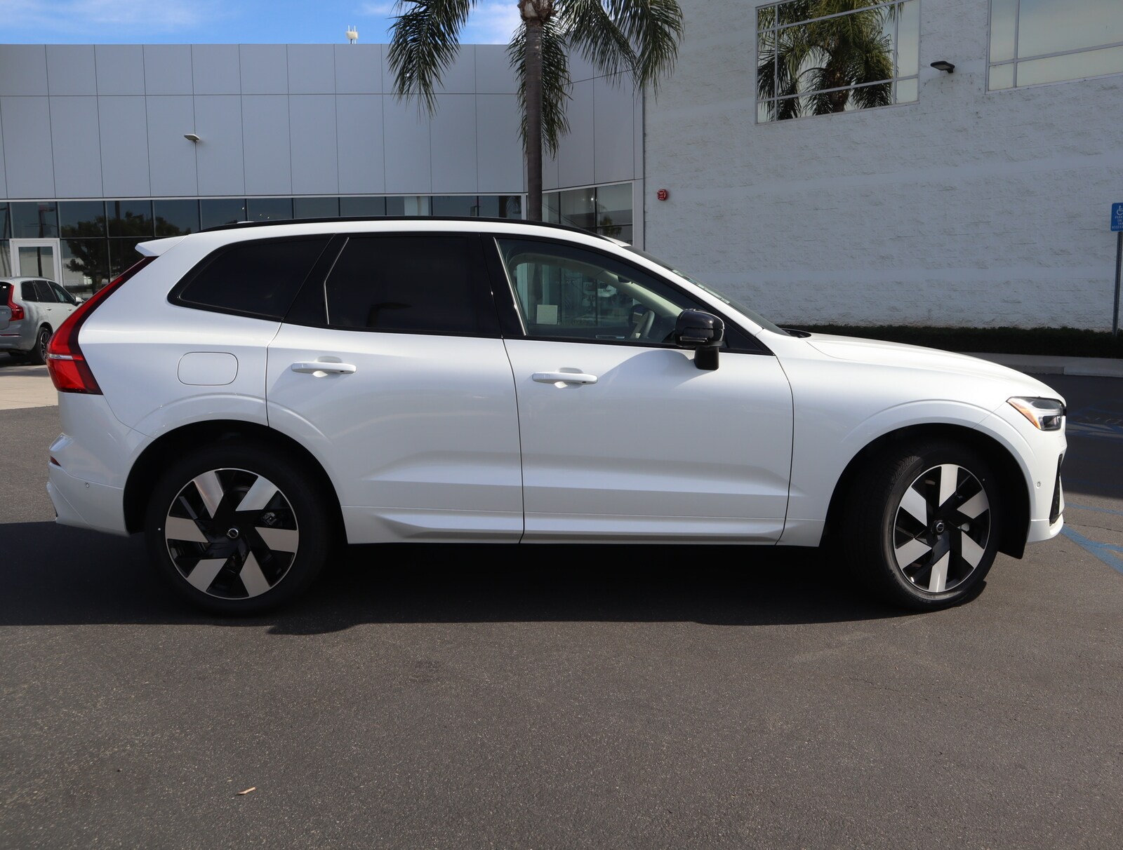 2025 Volvo XC60 Hybrid T8 Plus photo 3