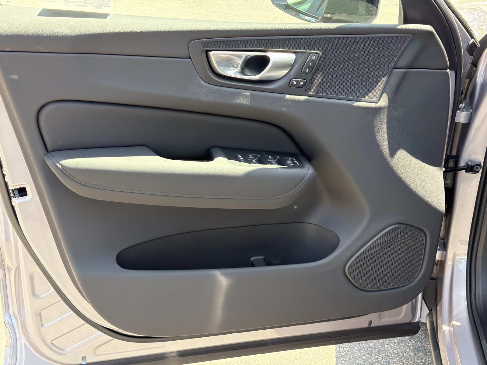 2026 Volvo XC60 Plus - Photo 15