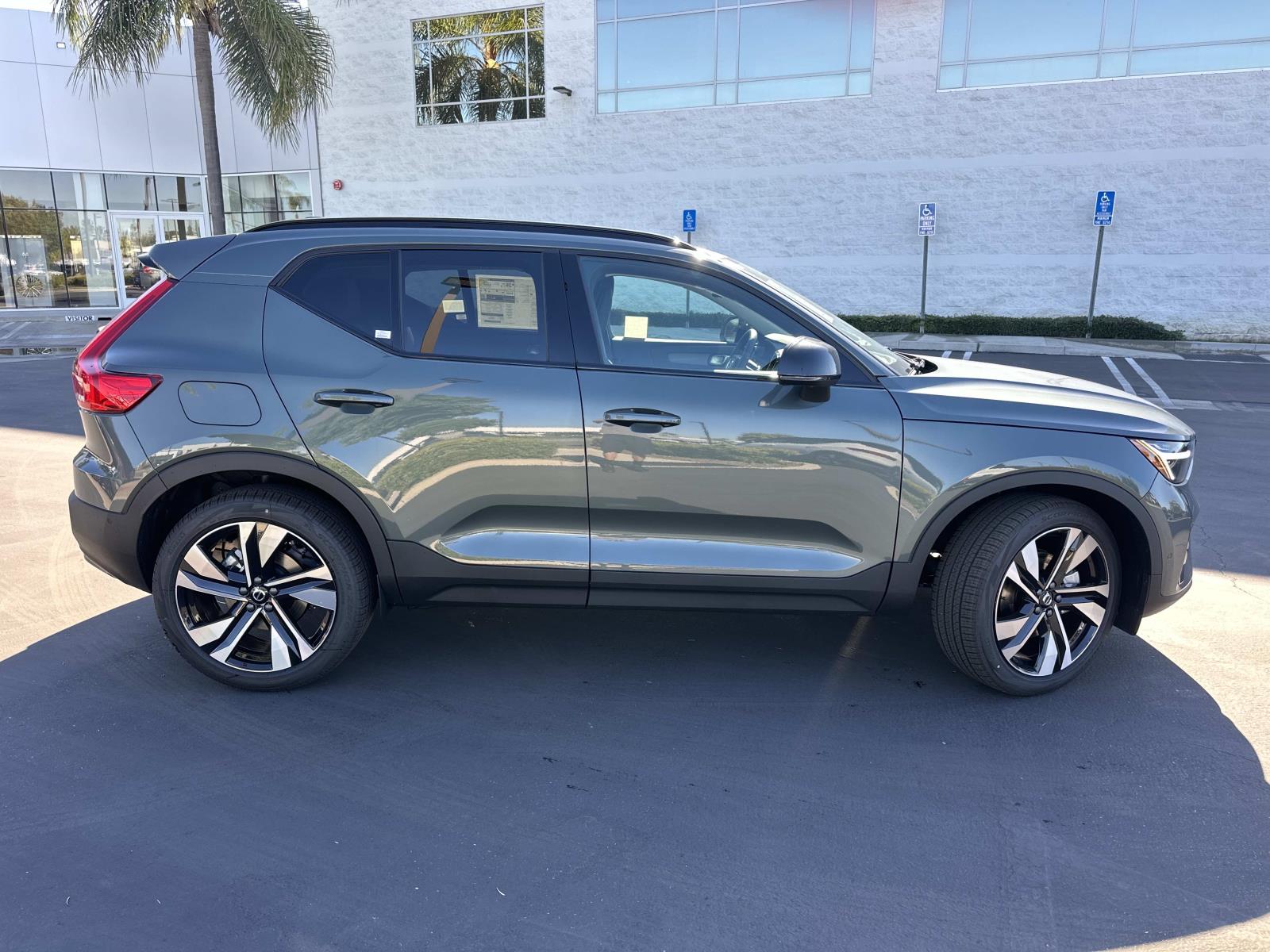 2026 Volvo XC40 AWD photo 3