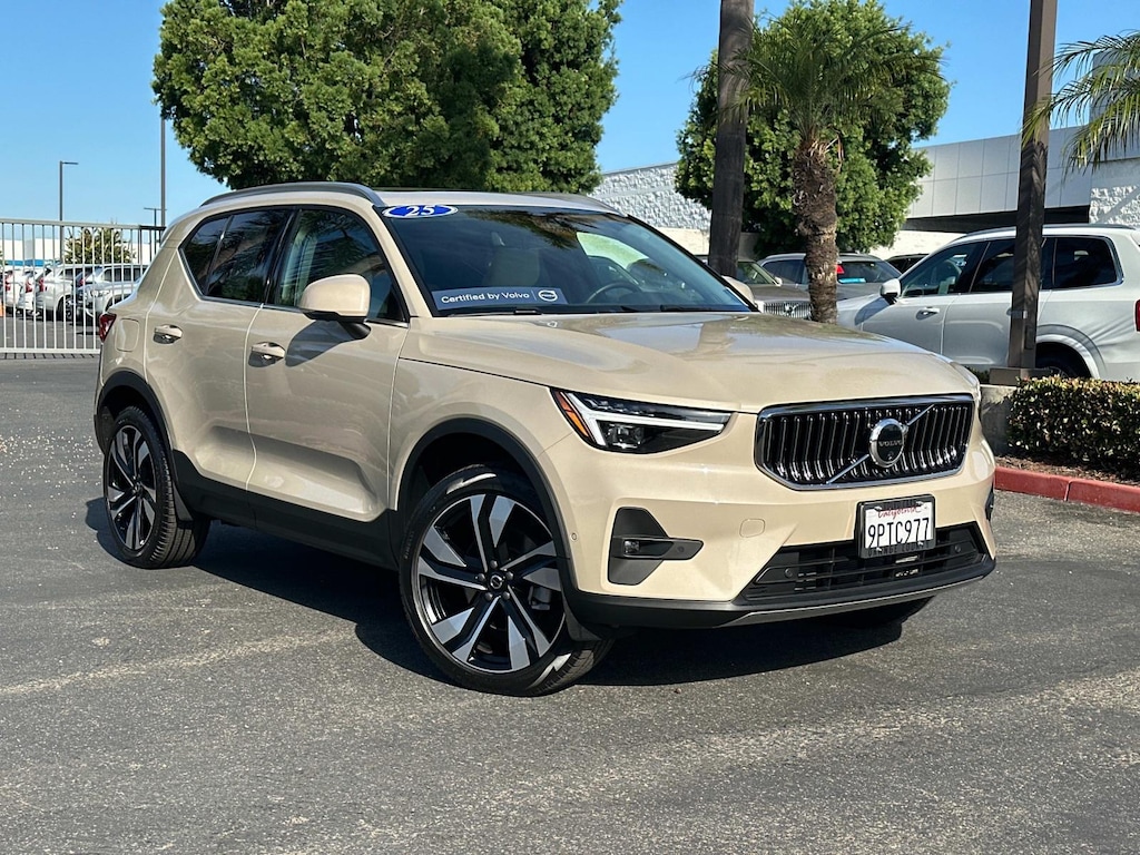 Certified 2025 Volvo XC40 B5 AWD Plus Bright Theme Sport Utility