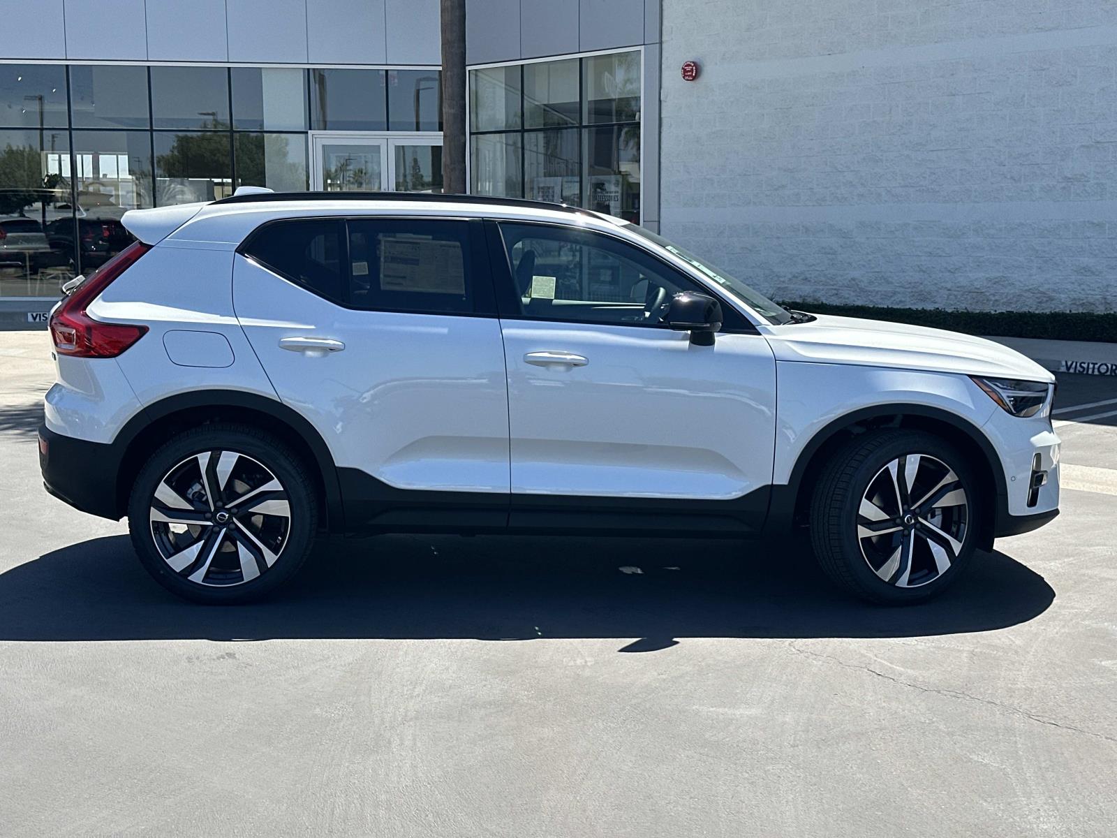 2026 Volvo XC40 photo 3