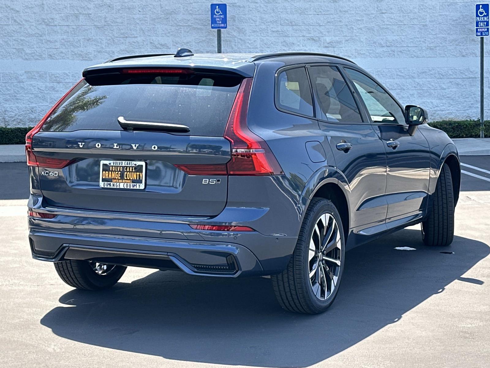 2026 Volvo XC60 B5 Plus photo 4