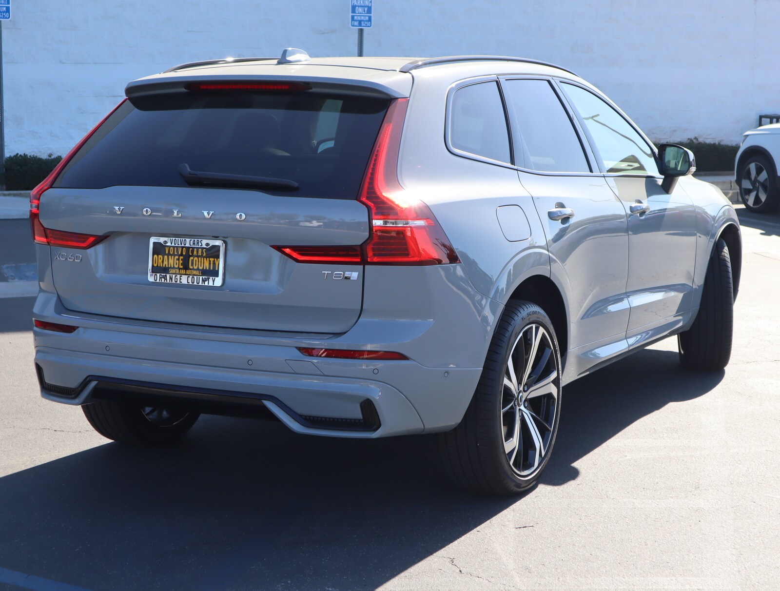 2025 Volvo XC60 Hybrid T8 photo 4