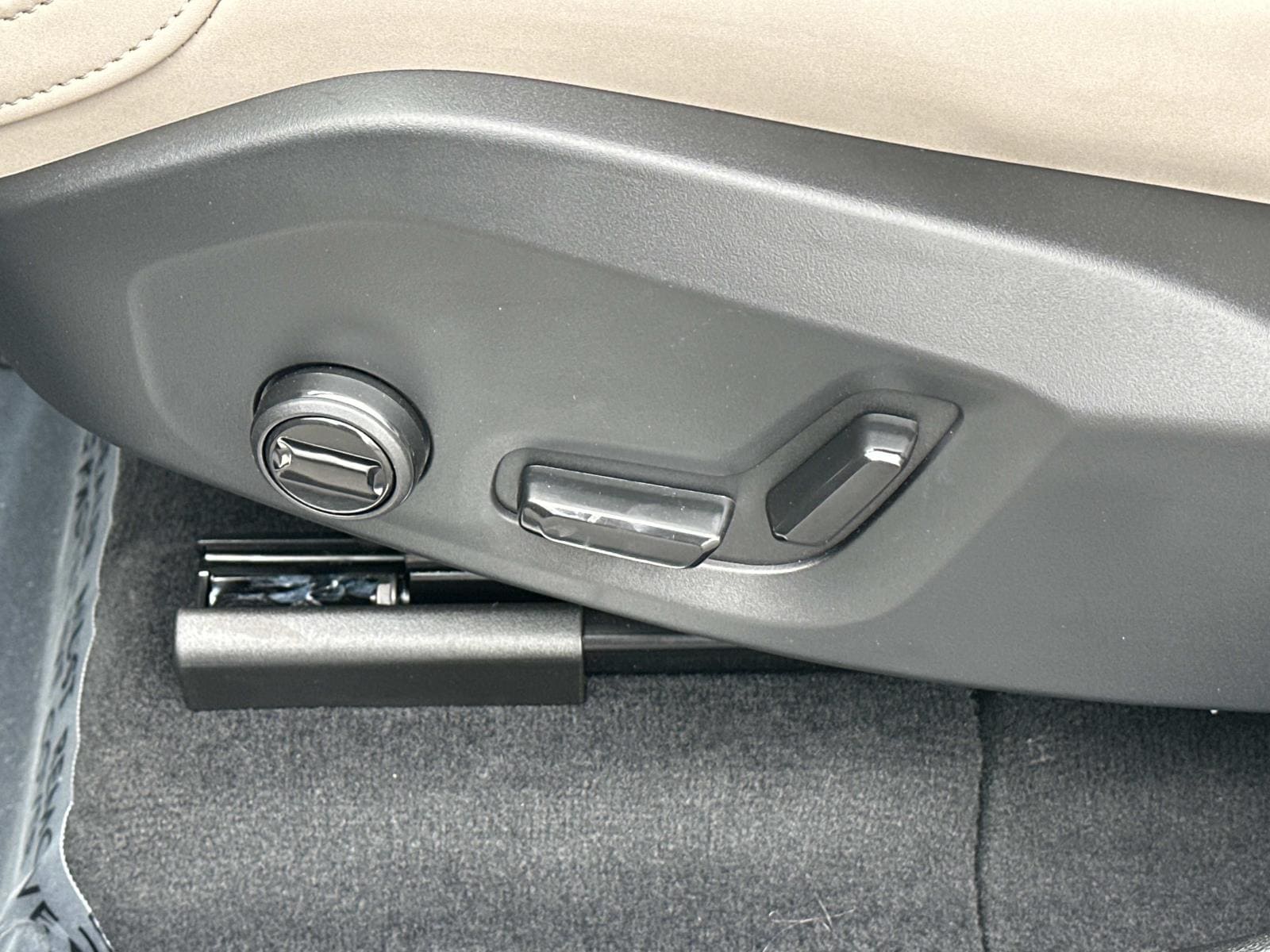 2026 Volvo XC60 Plus - Photo 17