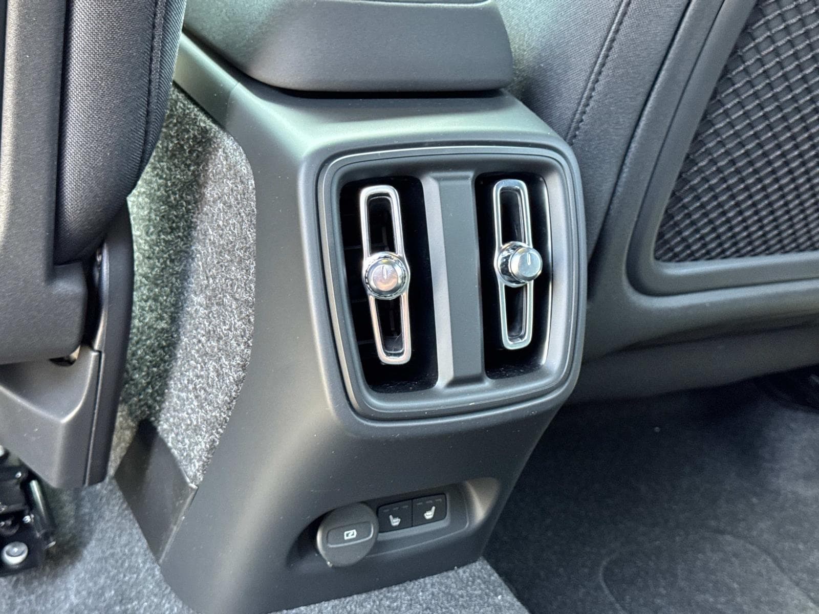 2025 Volvo EX40 Core - Photo 15