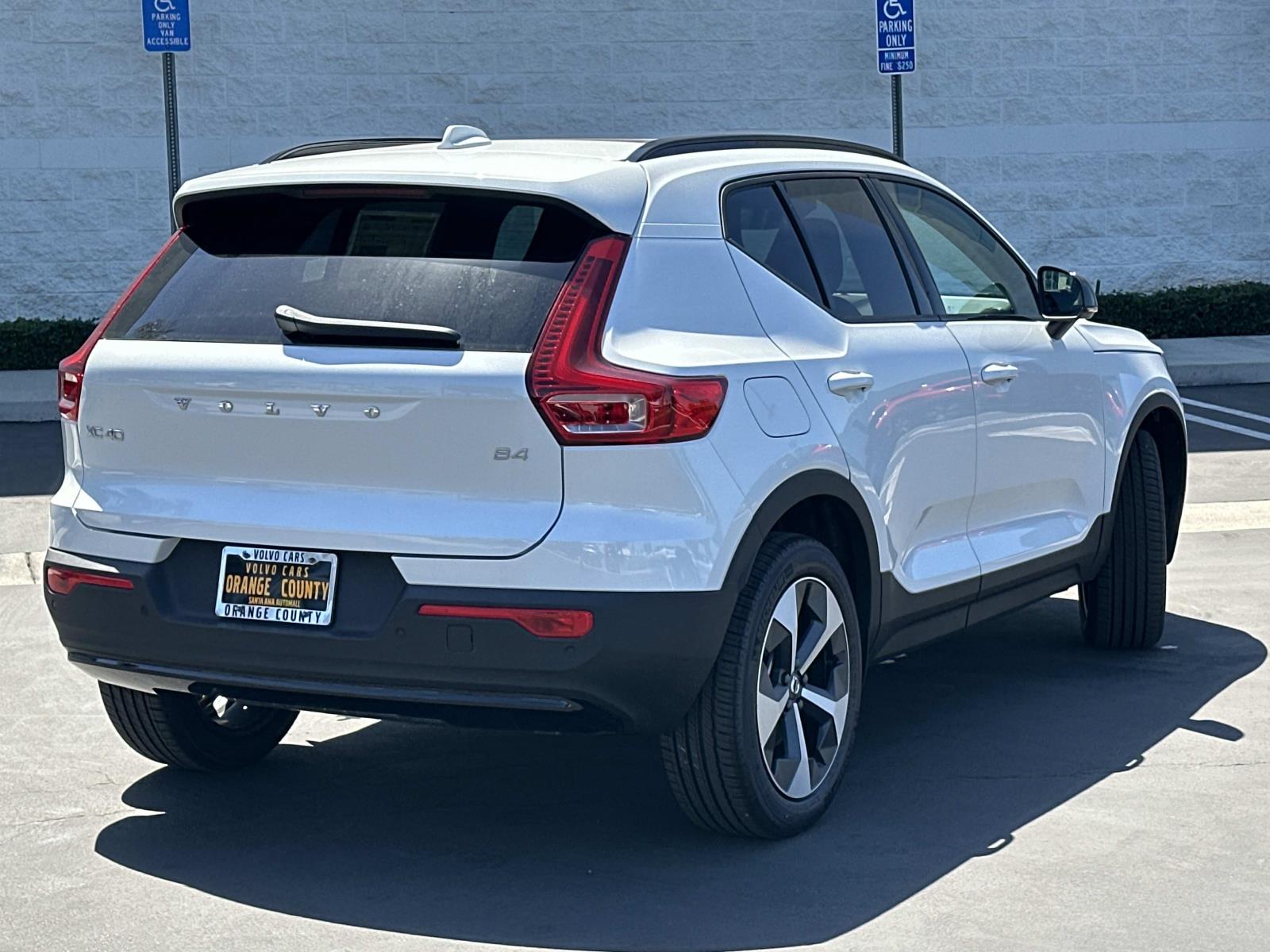 2026 Volvo XC40 Core photo 4