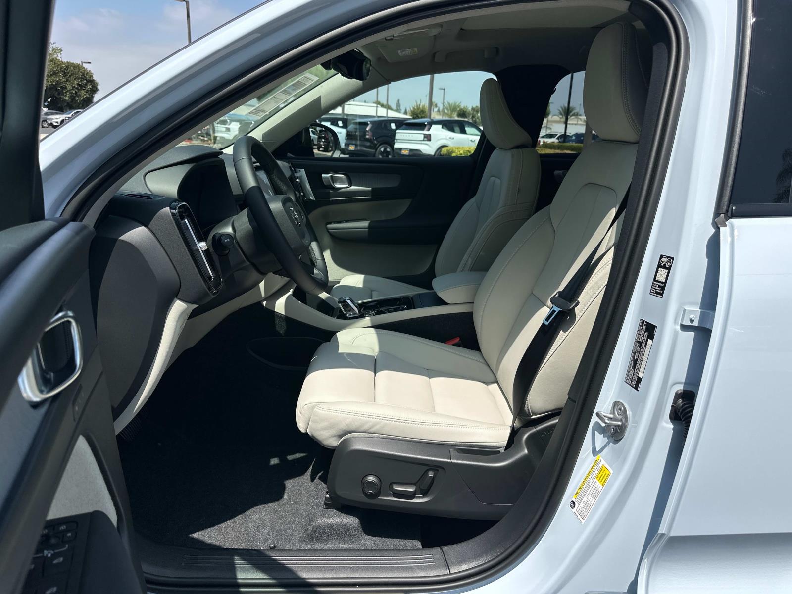 2026 Volvo XC40 Plus - Photo 13