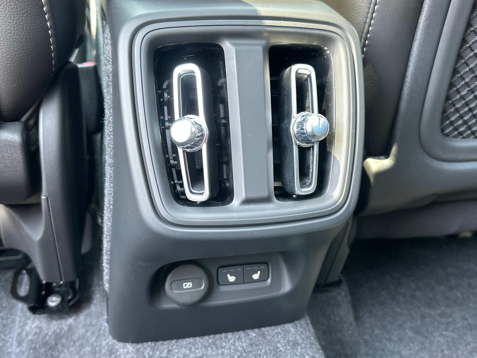 2026 Volvo XC40 Ultra - Photo 10