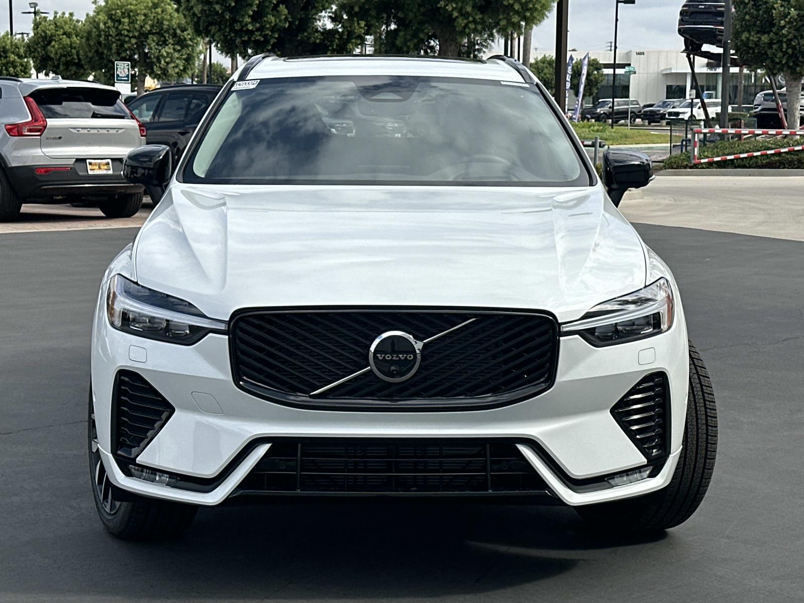 2026 Volvo XC60 B5 photo 2