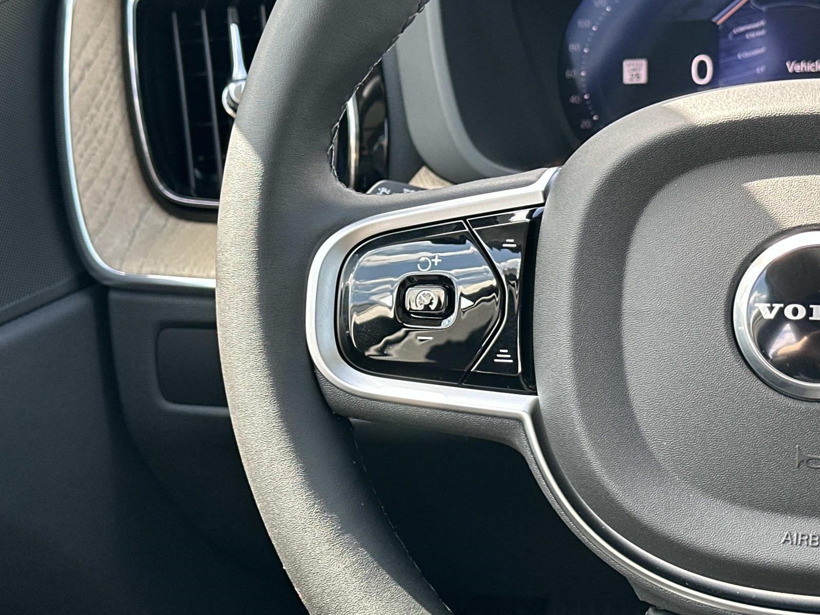 2026 Volvo XC60 Plus - Photo 8