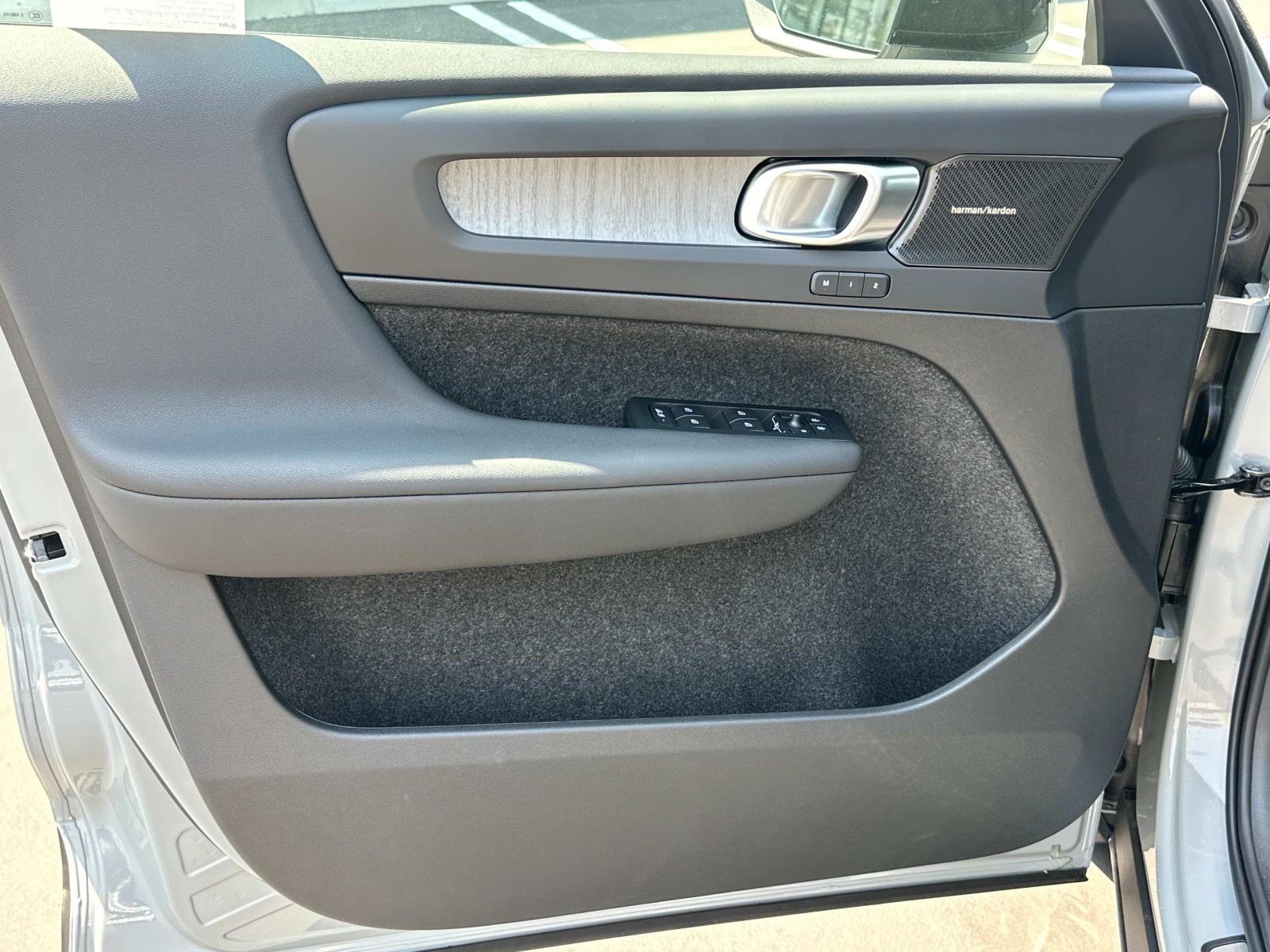 2026 Volvo XC40 Ultra - Photo 11