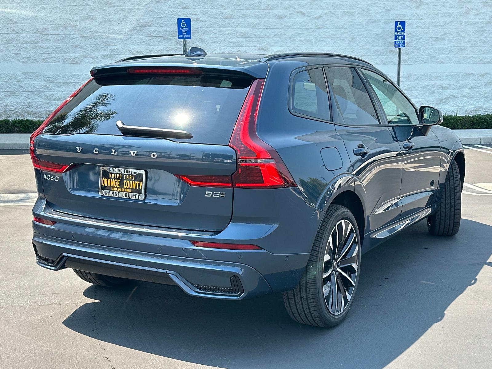 2026 Volvo XC60 B5 photo 4