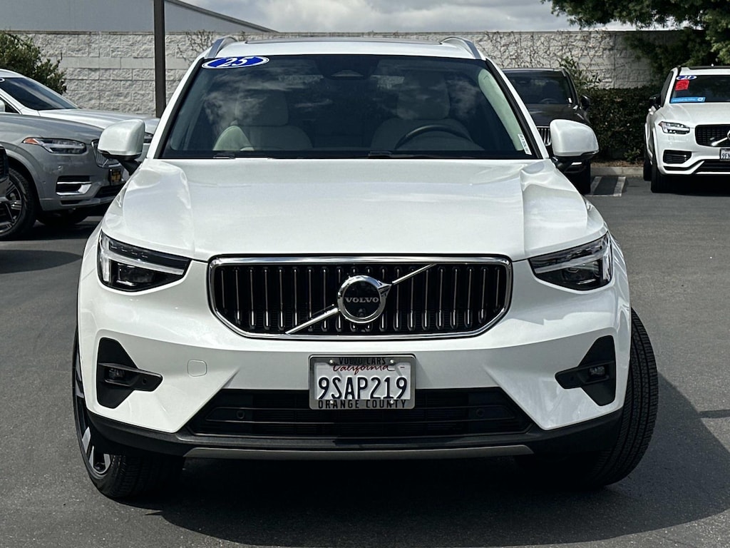 Certified 2025 Volvo XC40 B5 AWD Ultra Bright Theme Sport Utility