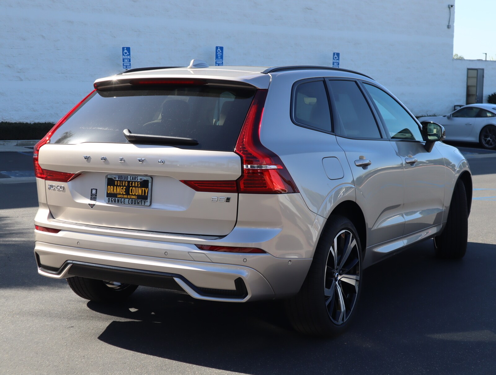2025 Volvo XC60 B5 photo 4
