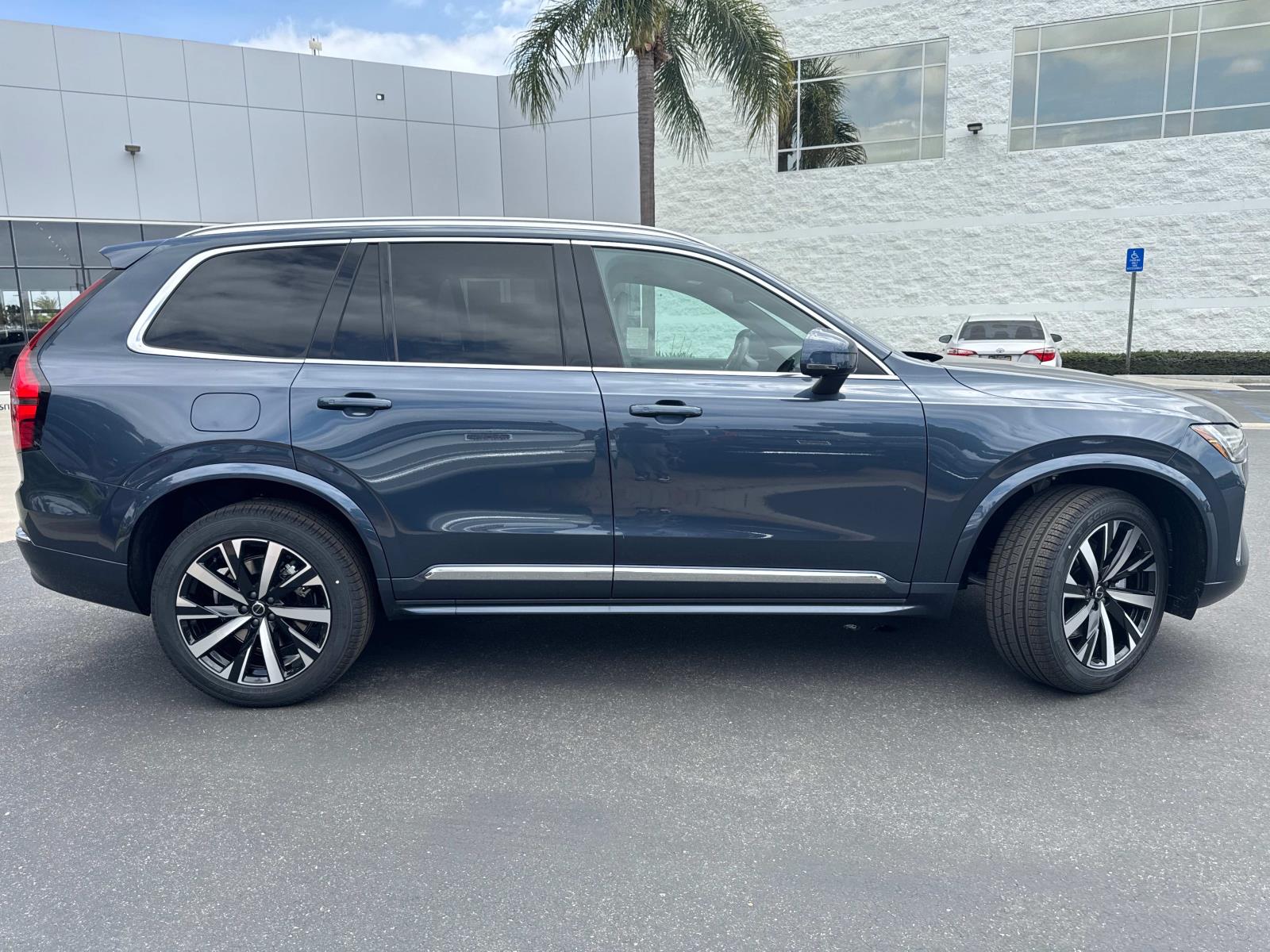 2025 Volvo XC90 Core photo 3