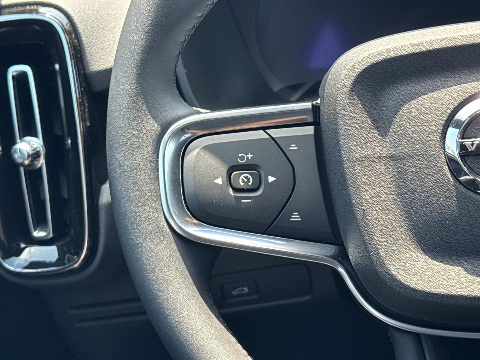 2025 Volvo EX40 Core - Photo 8