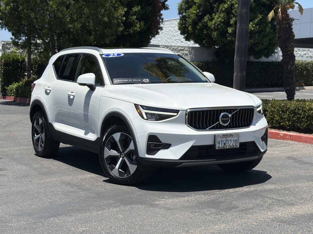 Certified 2025 Volvo XC40 B5 AWD Plus Bright Theme Sport Utility