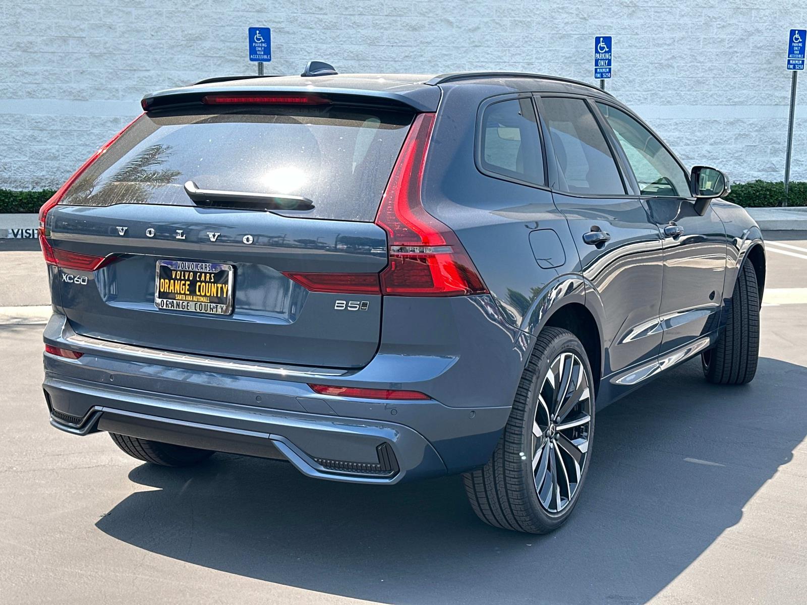 2026 Volvo XC60 B5 photo 2