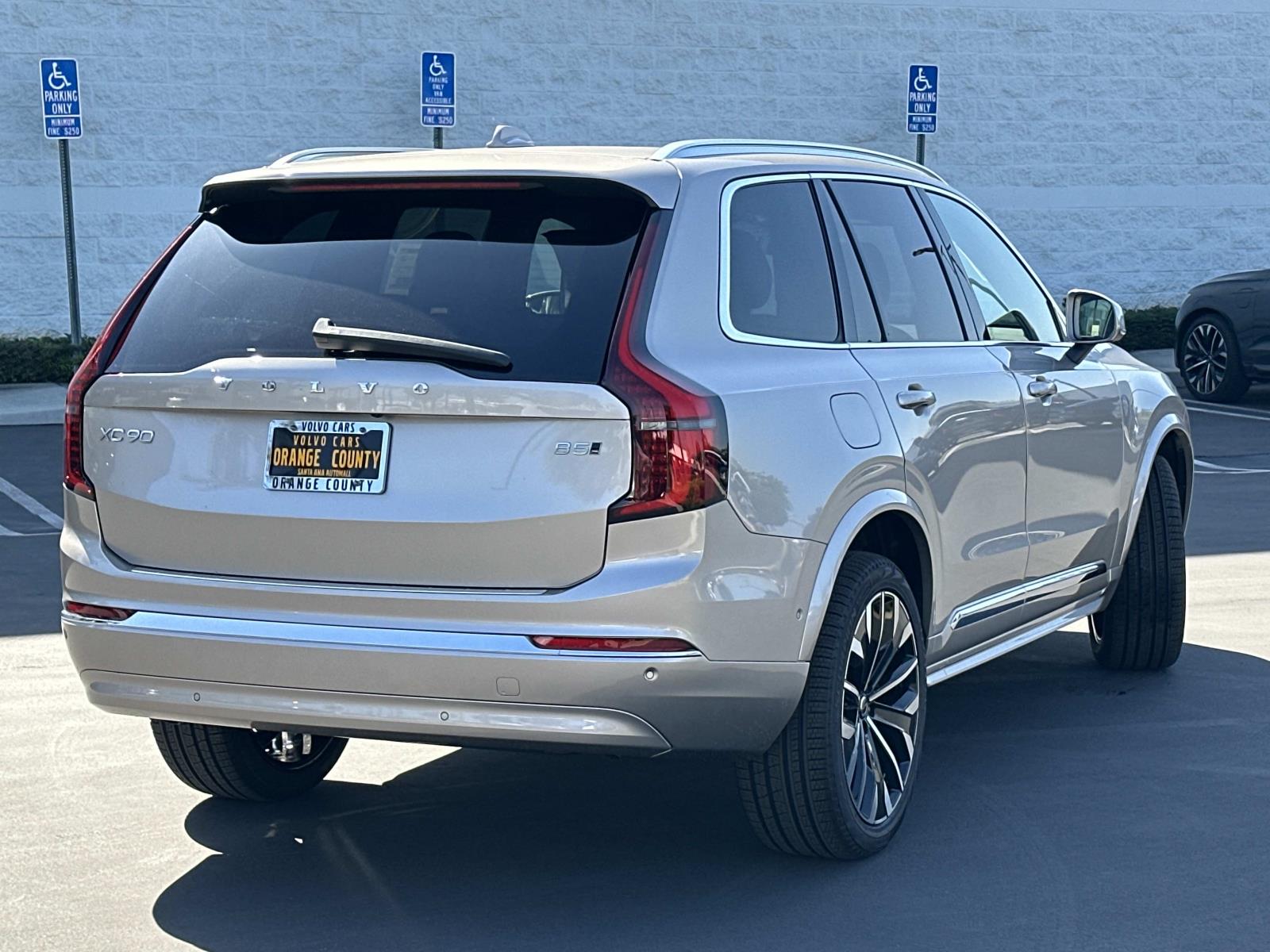 2026 Volvo XC90 B5 Plus photo 4