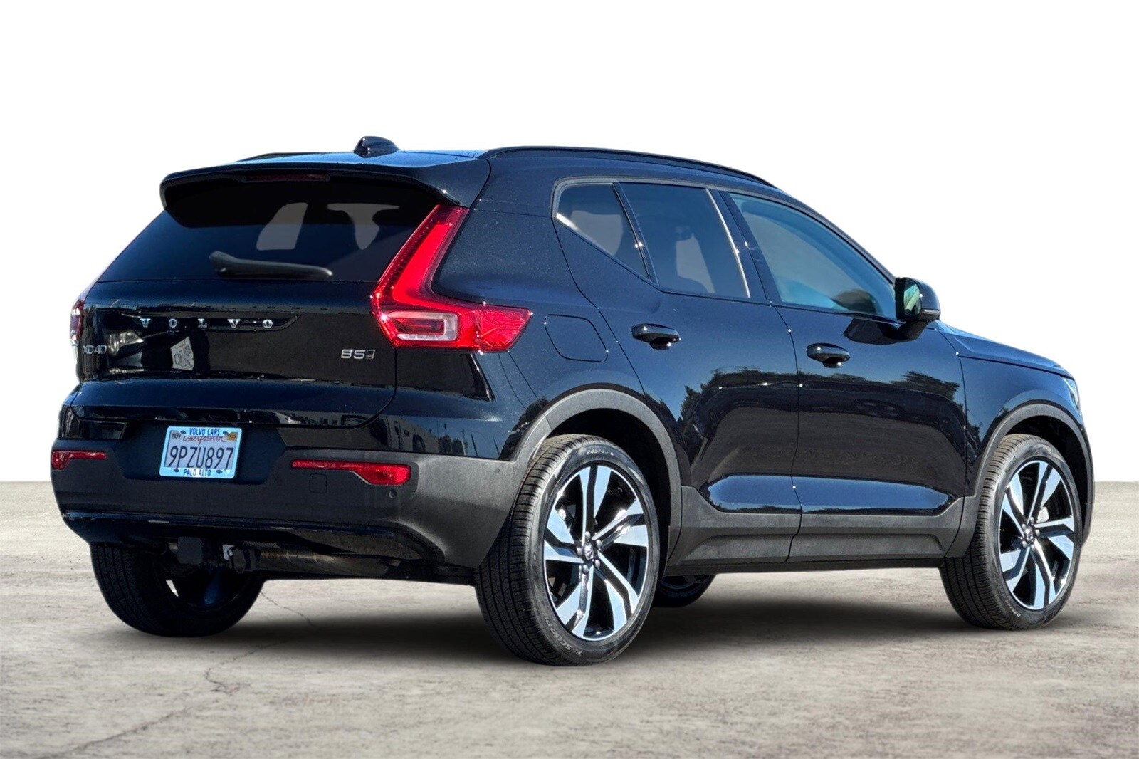 2025 Volvo XC40 photo 3