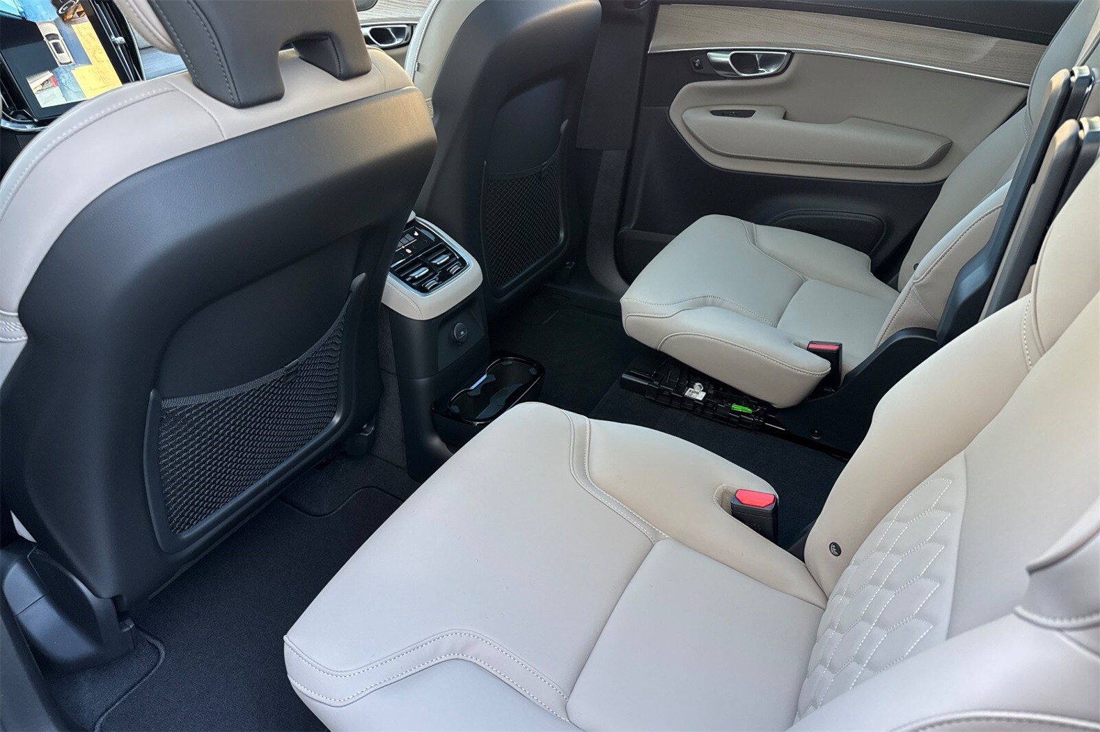 2026 Volvo XC90 T8 Plus photo 4