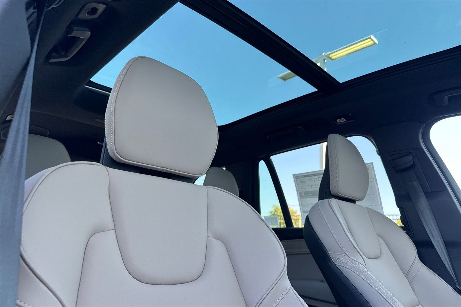 2026 Volvo XC90 Plus - Photo 17