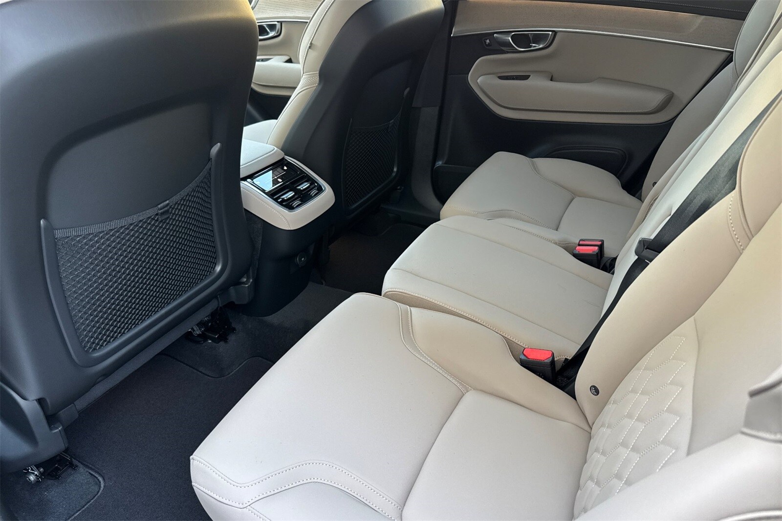 2026 Volvo XC90 B5 Core photo 4