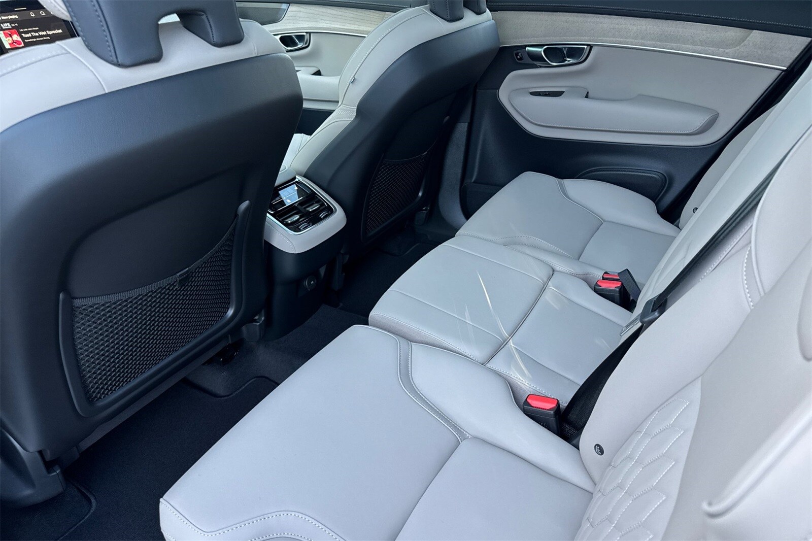 2026 Volvo XC90 Plus photo 3