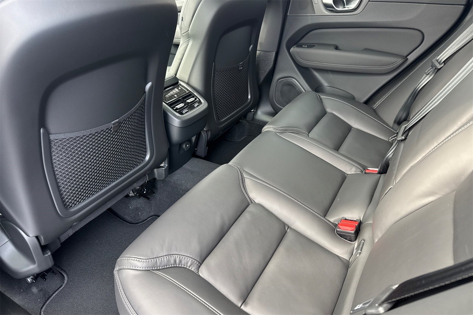 2026 Volvo XC60 B5 photo 4