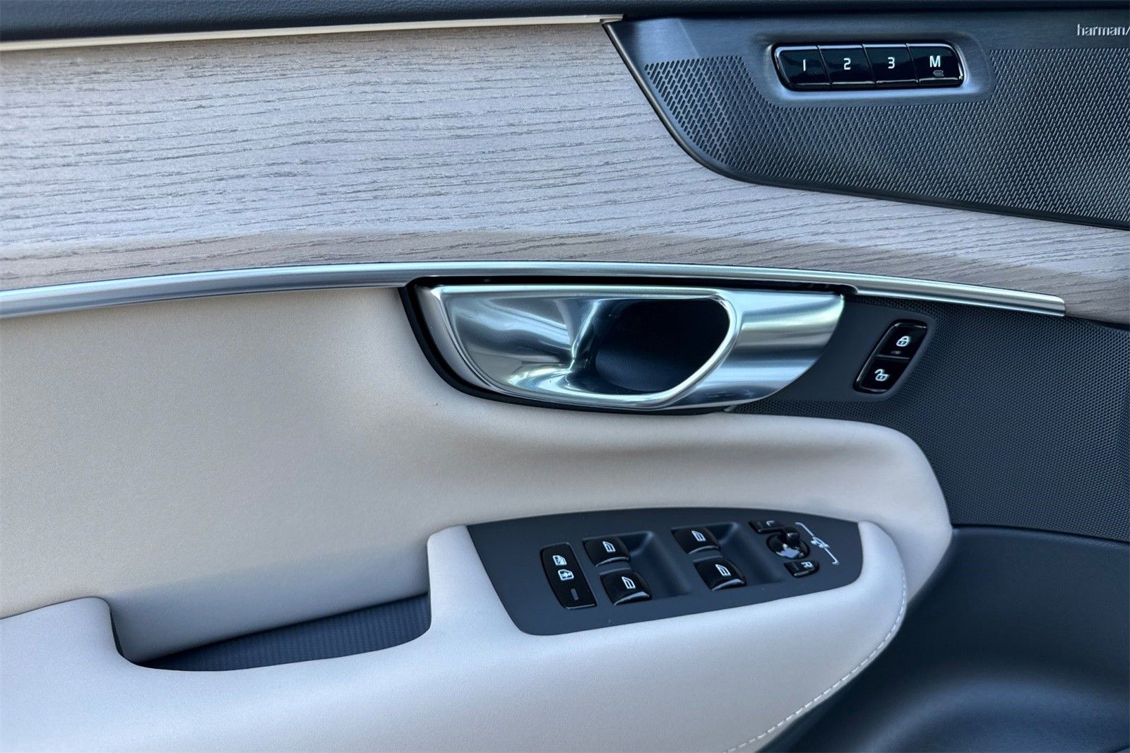 2026 Volvo XC90 Plus - Photo 12