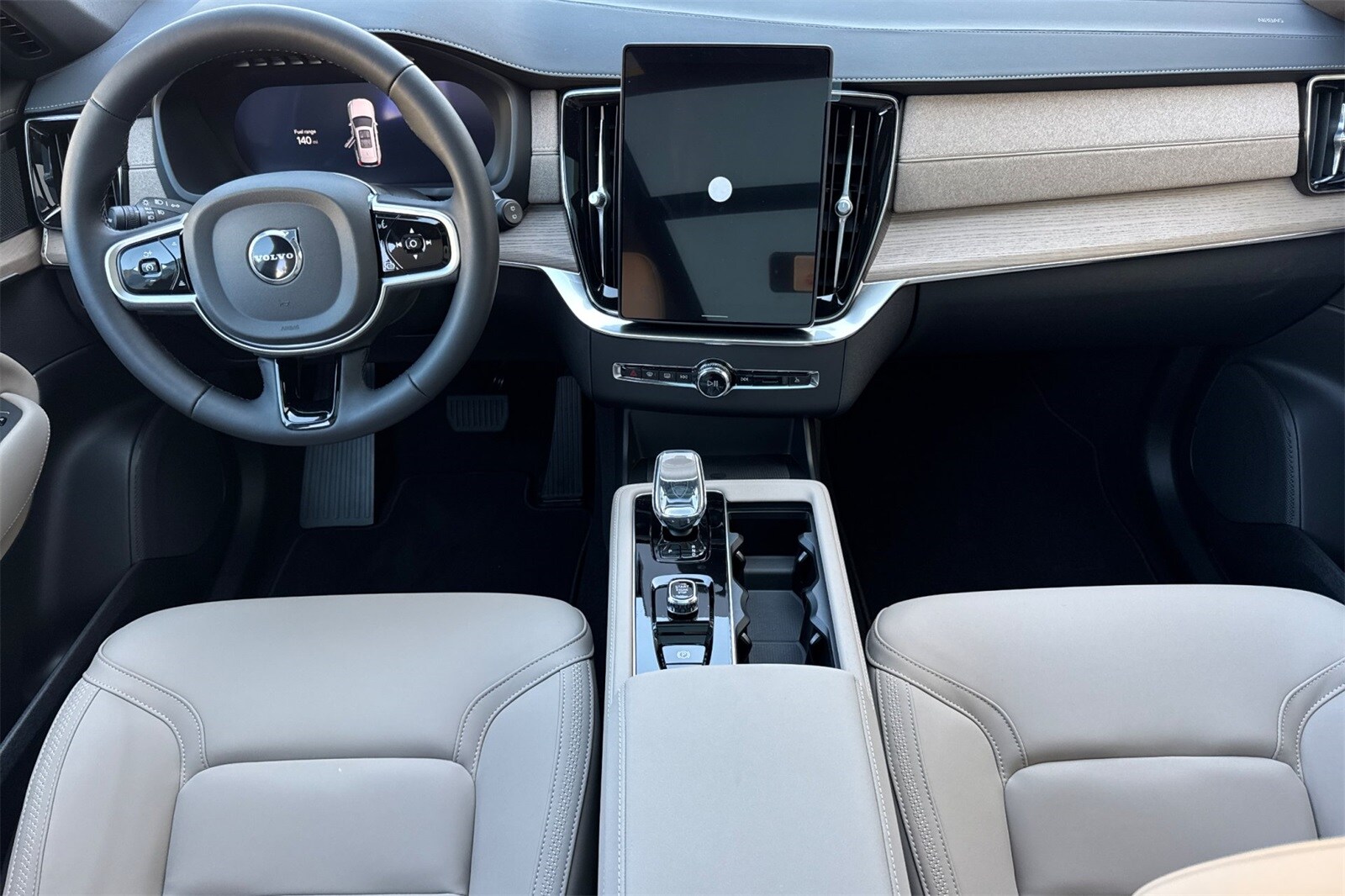 2026 Volvo XC90 B5 Plus photo 2