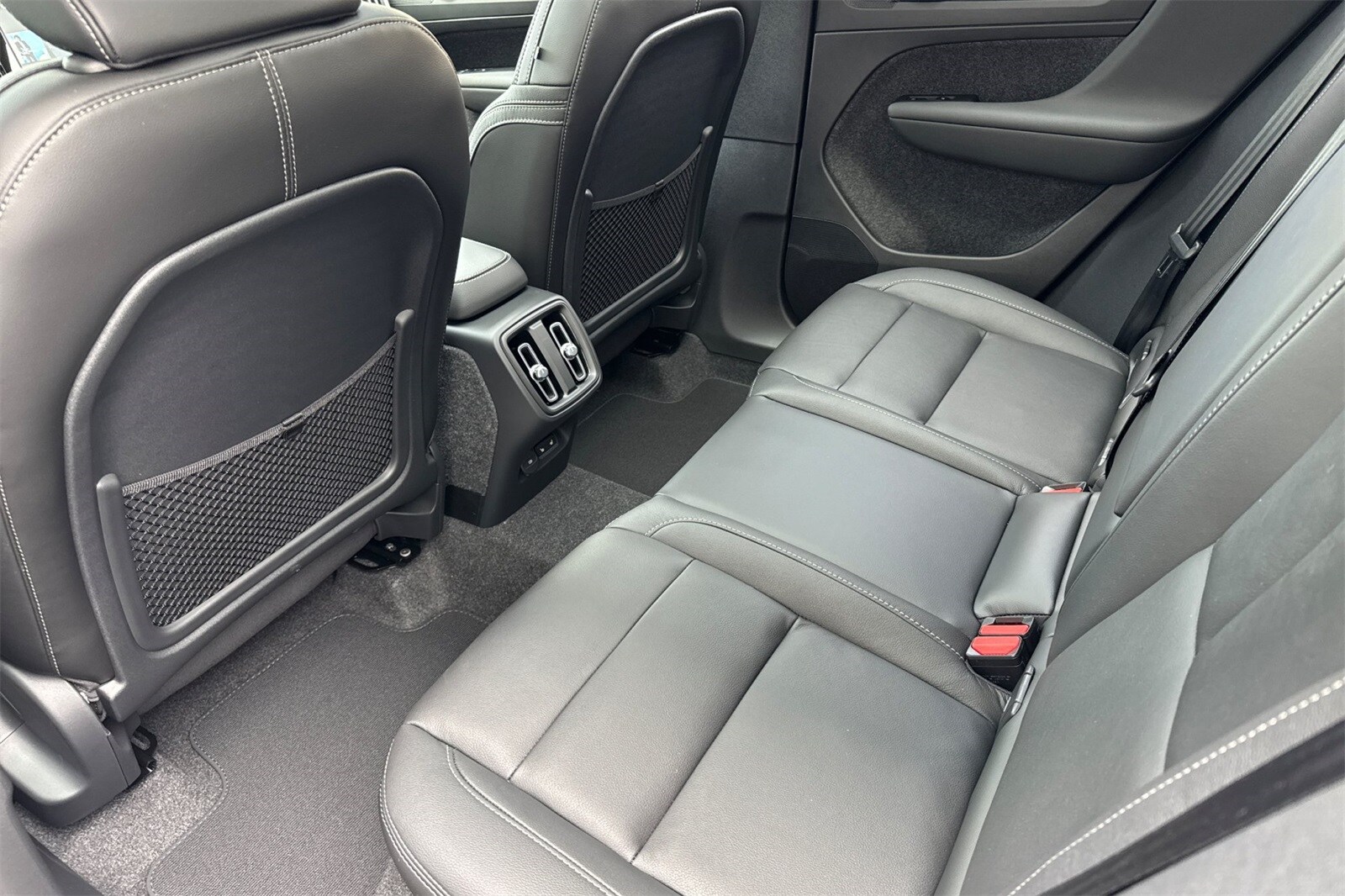 2025 Volvo XC40 Core photo 4