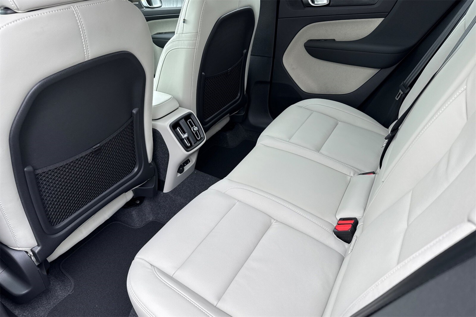 2026 Volvo XC40 Plus photo 4