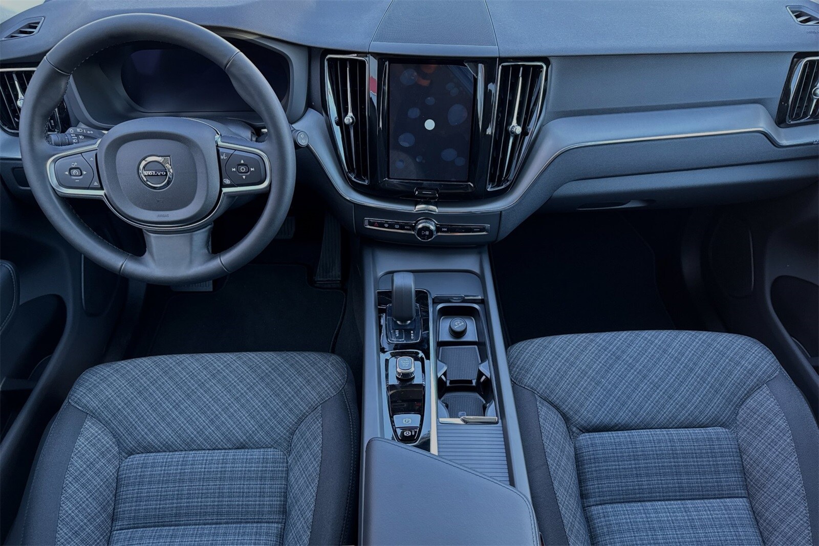 2025 Volvo XC60 B5 Core photo 3