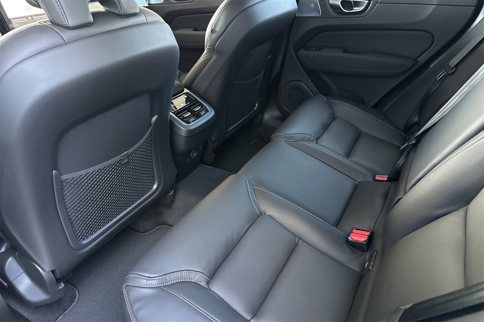 2026 Volvo XC60 B5 photo 3