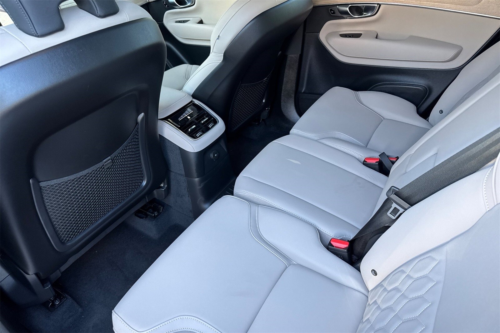 2025 Volvo XC90 T8 Core photo 4