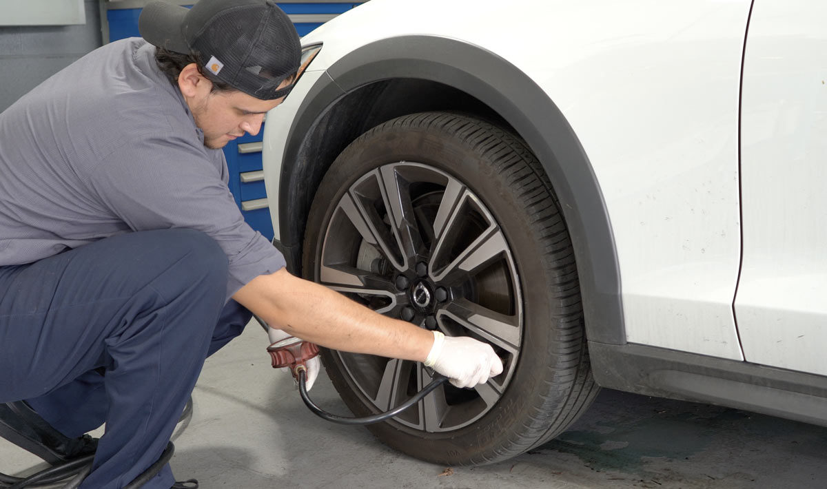 tech servicing tires in palo alto, ca