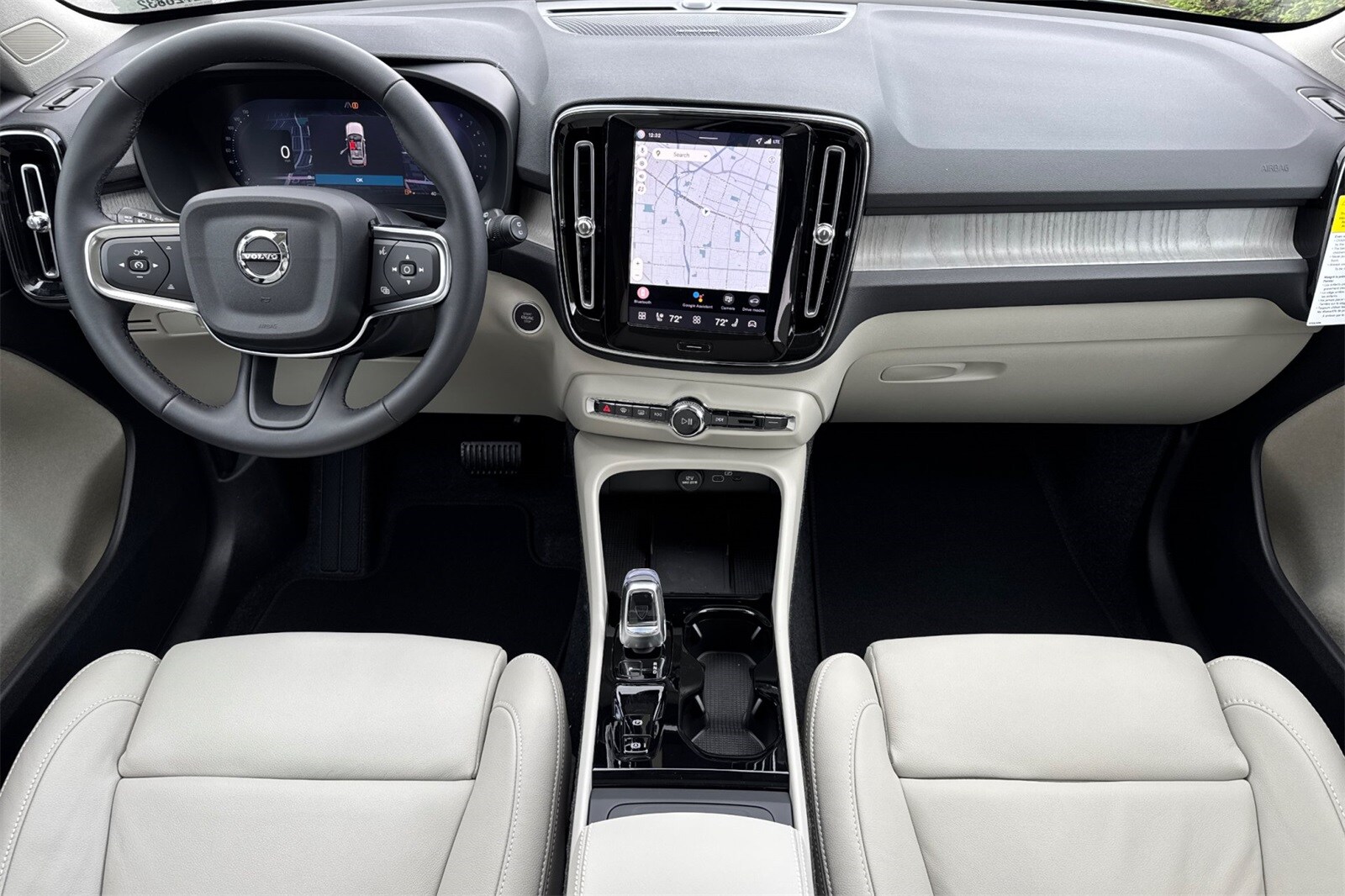 2026 Volvo XC40 Plus photo 3