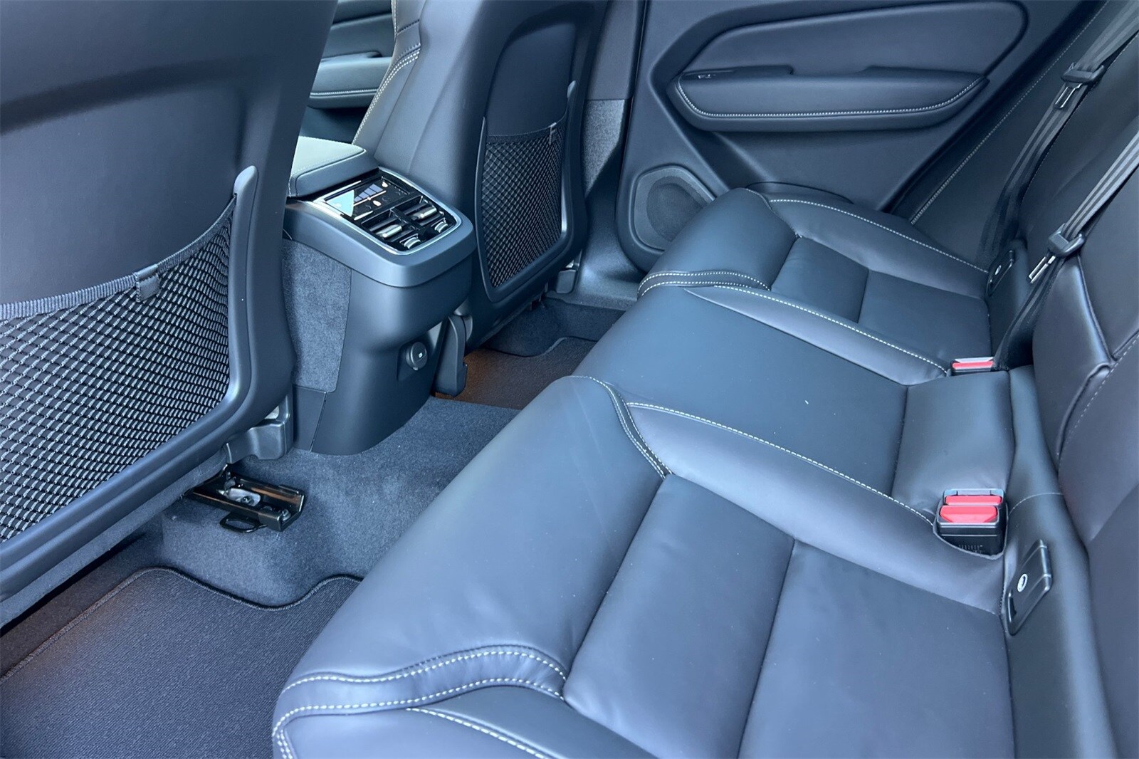 2025 Volvo XC60 B5 Black Edition photo 4