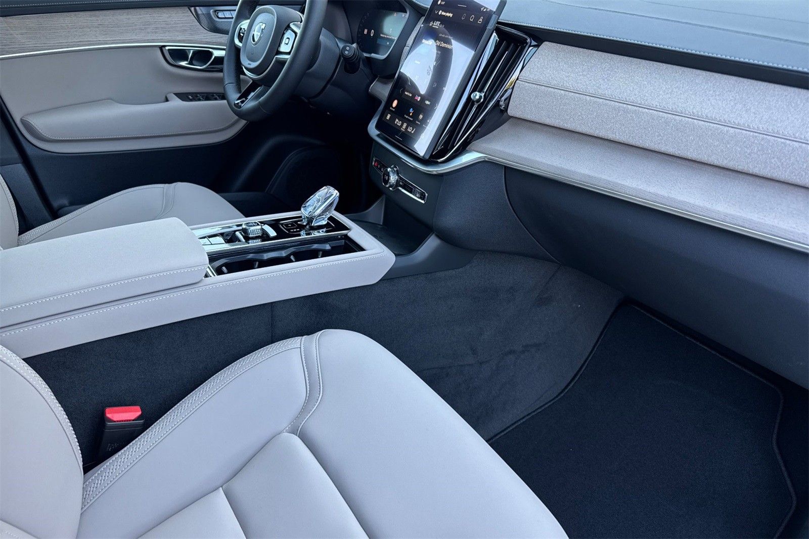 2026 Volvo XC90 Plus - Photo 16