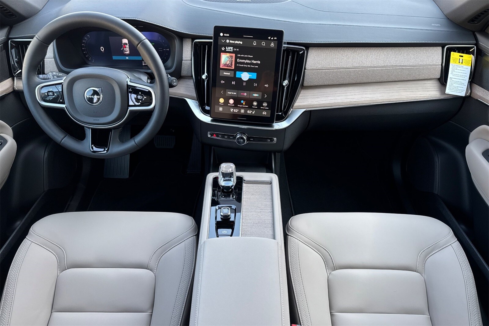 2026 Volvo XC90 T8 Plus photo 3