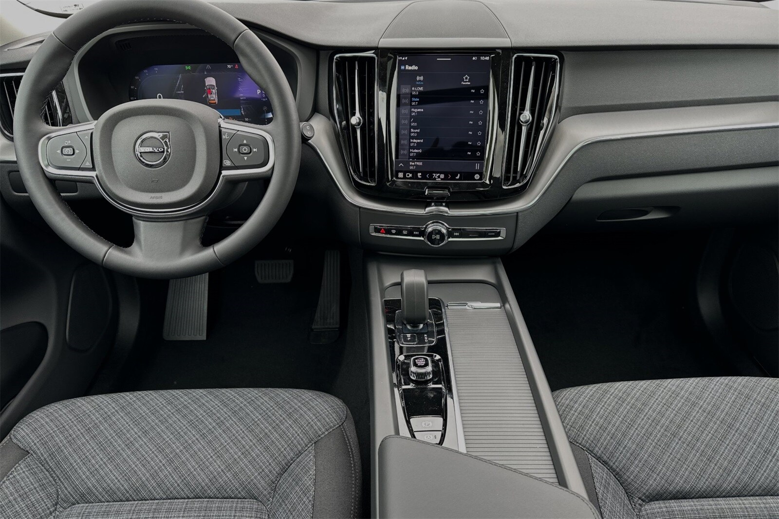 2025 Volvo XC60 B5 Core photo 4