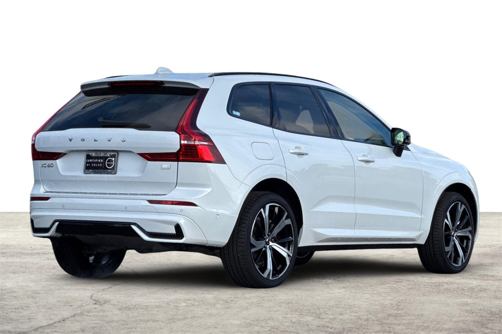 2024 Volvo XC60 Recharge Hybrid Ultimate photo 3