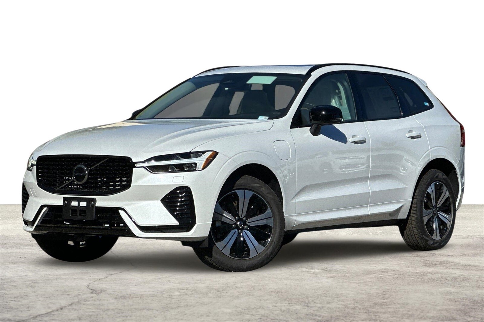 2025 Volvo XC60 Hybrid T8 Core photo 2