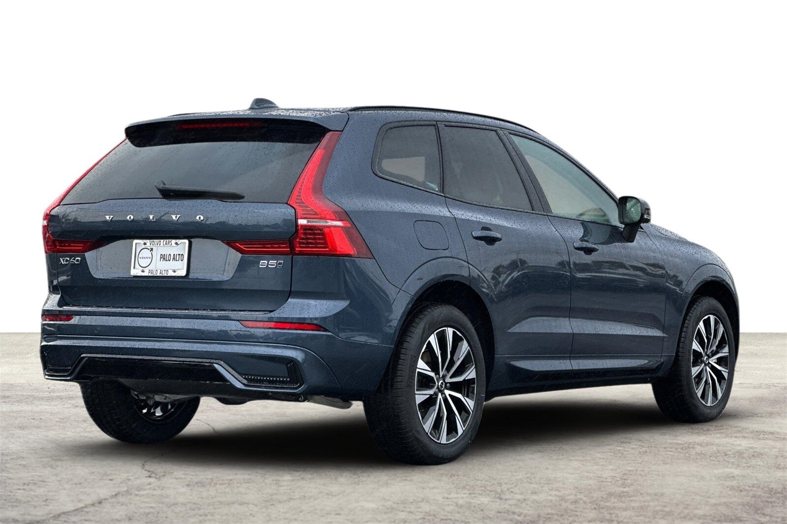 2025 Volvo XC60 B5 Core photo 2