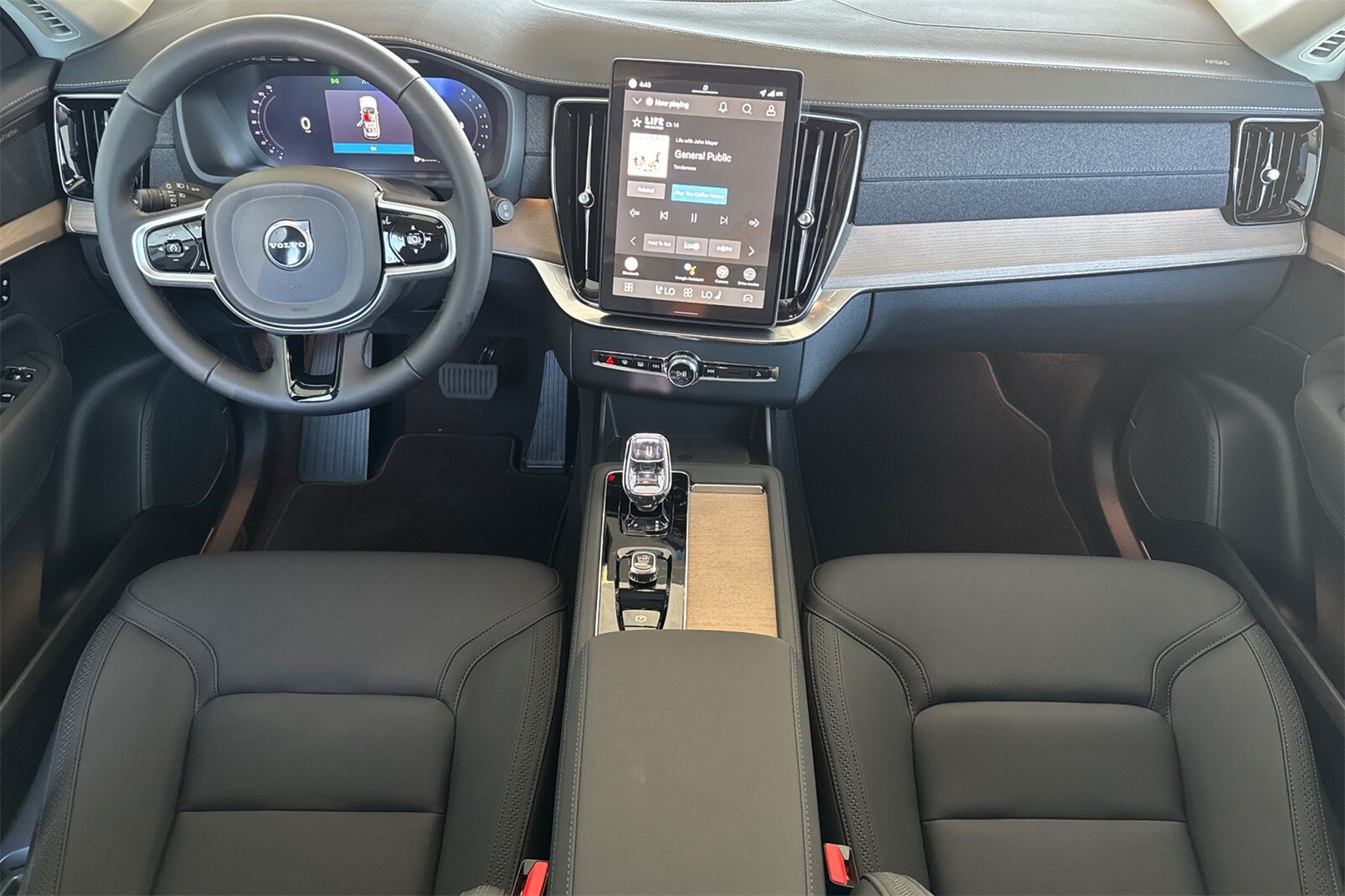 2026 Volvo XC90 B5 Plus photo 3