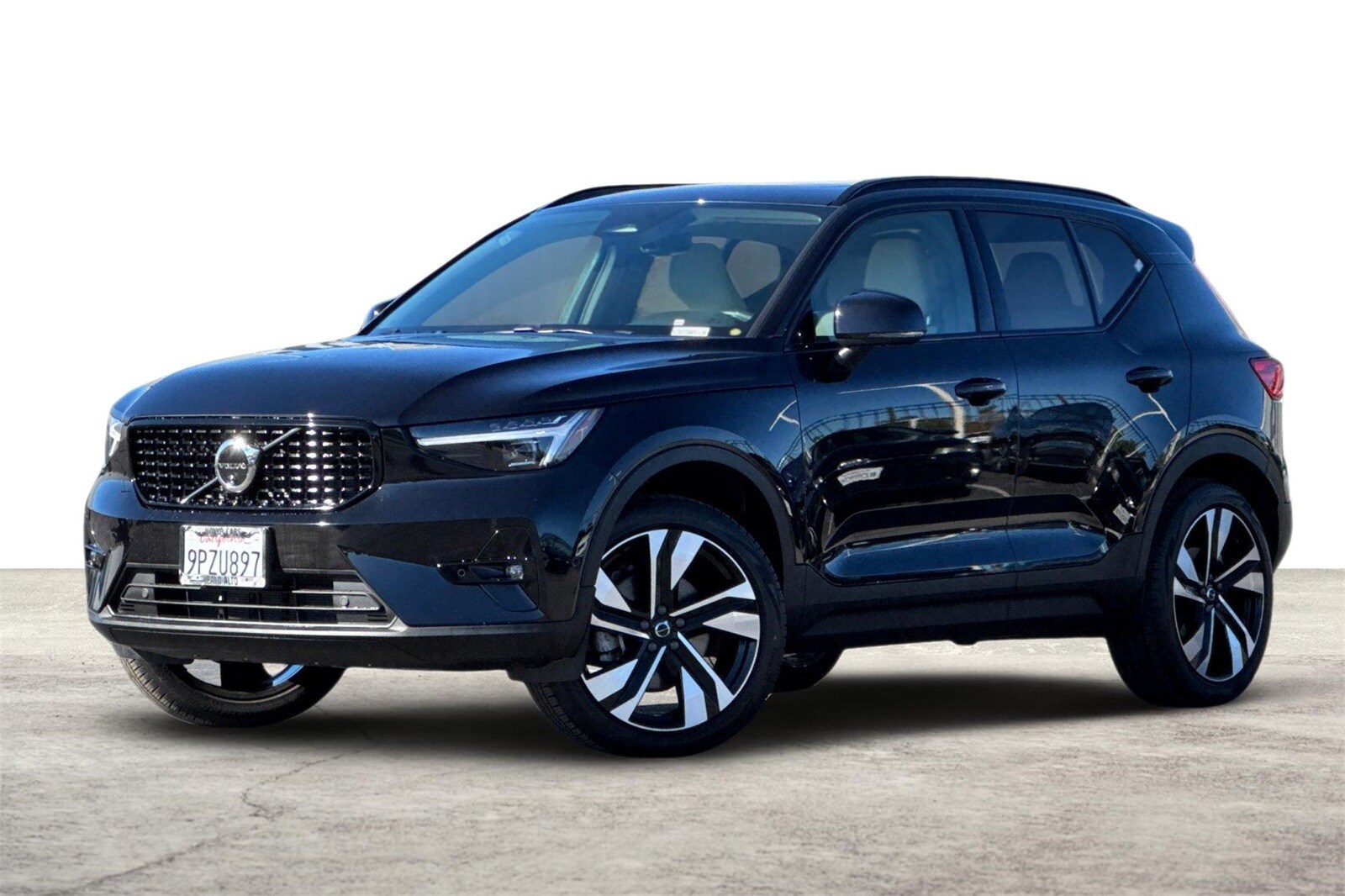 2025 Volvo XC40 photo 2
