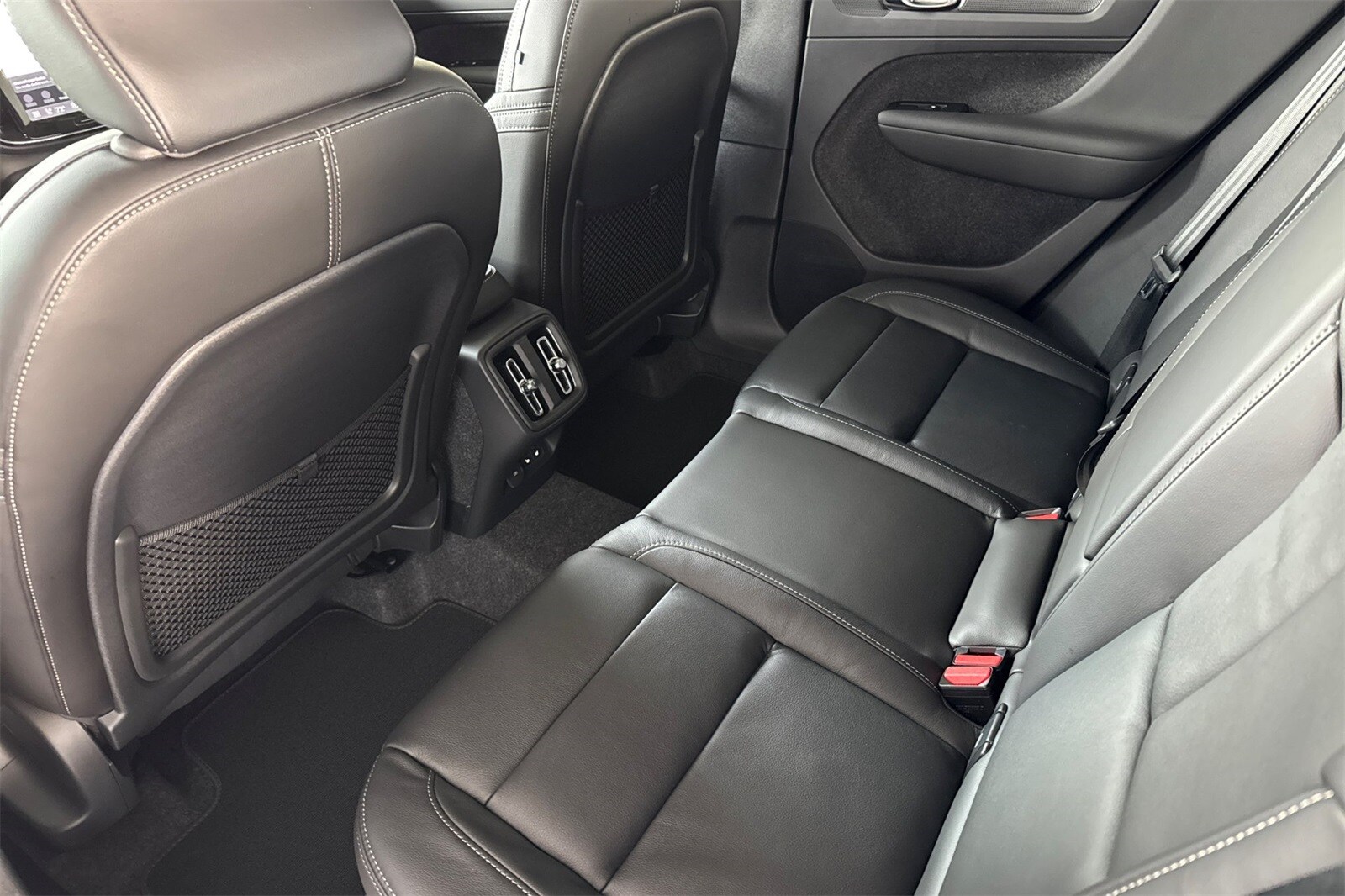 2026 Volvo XC40 Plus photo 4