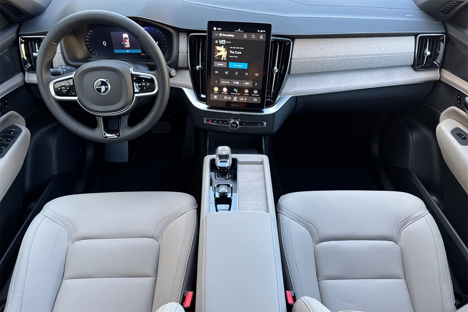 2026 Volvo XC90 Plus photo 3